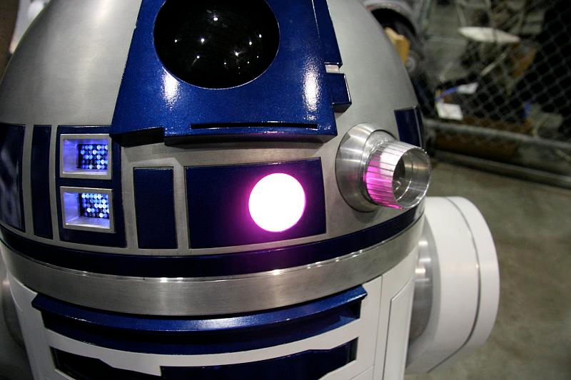 Illustration for article titled DIY R2-D2 Is Even Better than the Real Thing